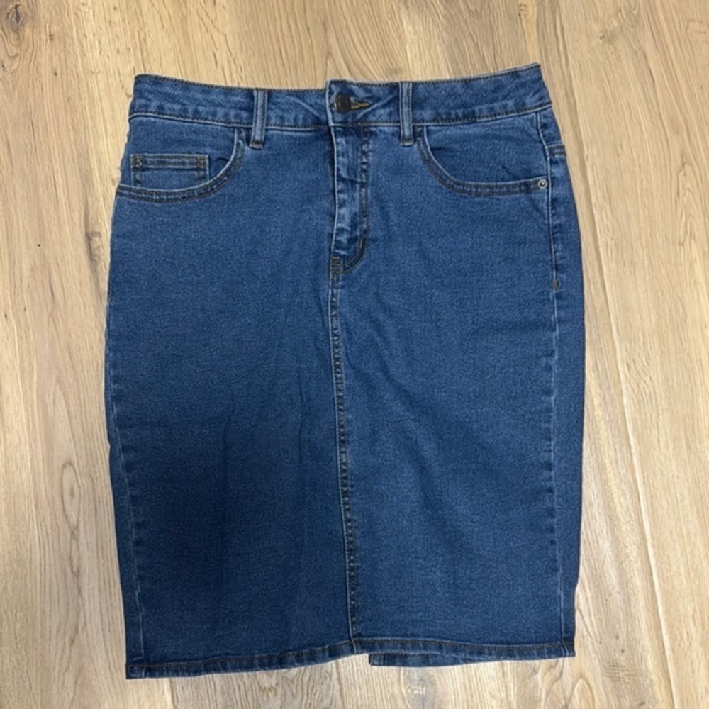 🩵 Vero Moda Blue Denim Skirt with Front Pockets – Size Medium - Picture 2 of 5